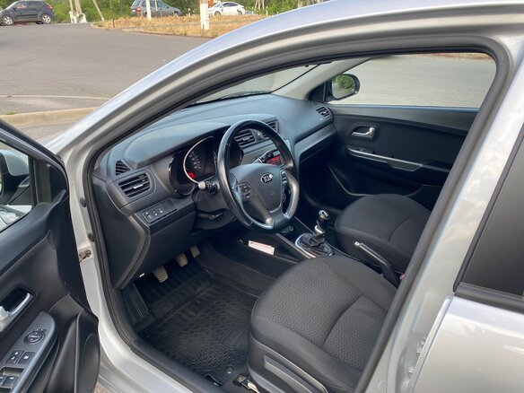2017 Kia Rio III Рестайлинг, серебристый, 1200000 рублей - вид 6