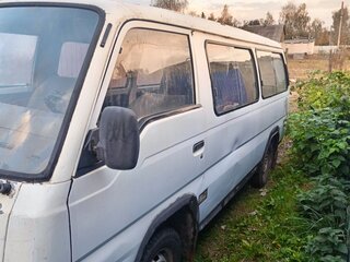 1990 Nissan Urvan III (E24), белый, 170000 рублей, вид 3