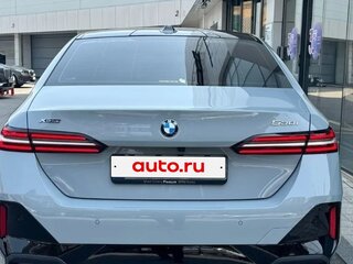 2025 BMW 5 серии 530i xDrive VIII (G60/G61/G68), серый, 7050098 рублей, вид 4