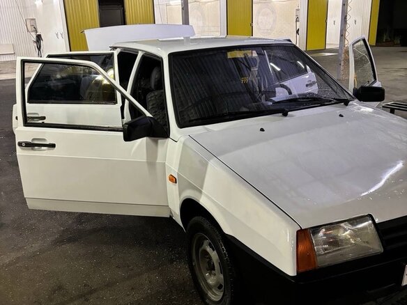 1999 Lada (ВАЗ) 21099, белый, 550000 рублей - вид 1