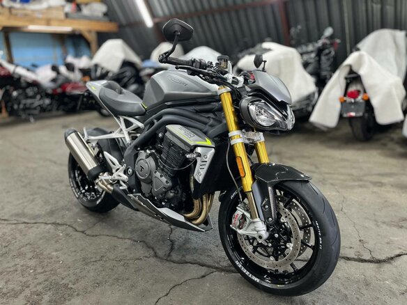 2021 Triumph Speed Triple, серый, 1520000 рублей