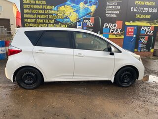 2011 Toyota Ractis II, белый, 990000 рублей, вид 2