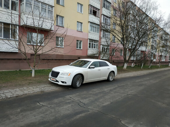 2012 Chrysler 300C II, белый - вид 1