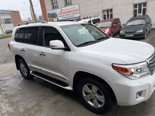 2015 Toyota Land Cruiser 200 Series Рестайлинг 1, белый, 5590000 рублей, вид 3