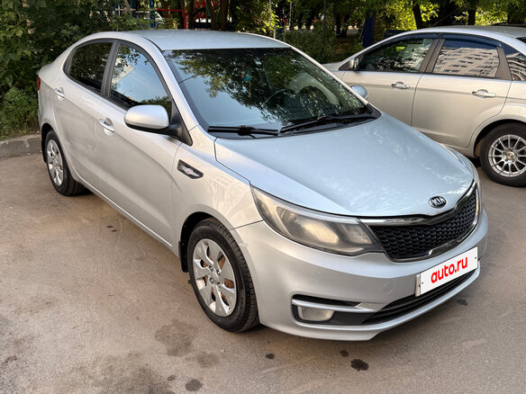 2015 Kia Rio III Рестайлинг, серый - вид 1