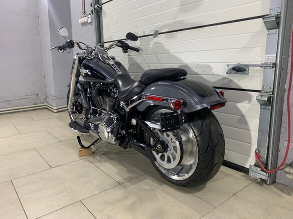 2021 Harley-Davidson Fat Boy, серый, 1849000 рублей - вид 6