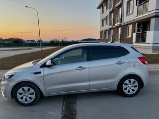 2016 Kia Rio III Рестайлинг, серебристый, 1100000 рублей, вид 3