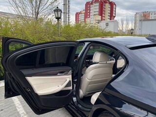 2019 BMW 5 серии 530d xDrive VII (G30/G31/G38), чёрный, 5300000 рублей, вид 4