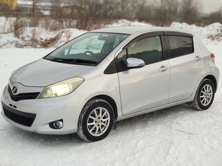 2011 Toyota Vitz III (XP130), серебристый, 830000 рублей, вид 1