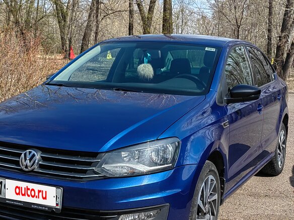 2017 Volkswagen Polo V Рестайлинг, синий, 950000 рублей
