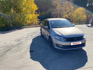 2017 Volkswagen Polo V Рестайлинг, бежевый, 610000 рублей, вид 2