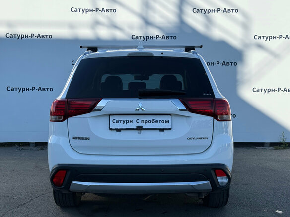 2017 Mitsubishi Outlander III Рестайлинг 2, белый, 1790000 рублей - вид 4