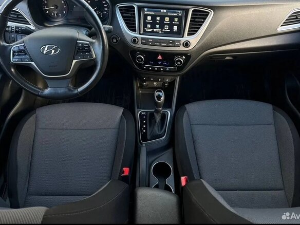 2018 Hyundai Solaris II, серебристый, 1500000 рублей - вид 4