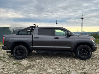 2019 Toyota Tundra CrewMax II Рестайлинг, серый, 8777777 рублей, вид 4