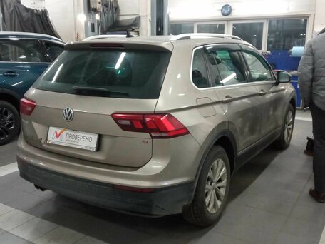 2017 Volkswagen Tiguan II, бежевый, 2058970 рублей, вид 3