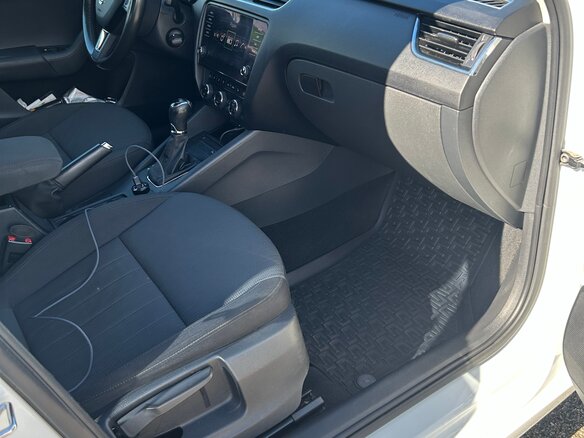 2017 Skoda Octavia III (A7) Рестайлинг, белый, 2000000 рублей - вид 15