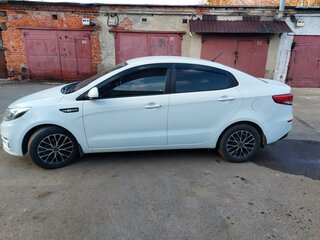 2016 Kia Rio III Рестайлинг, белый, 1180000 рублей, вид 3