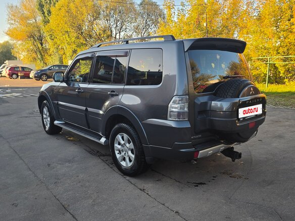 2012 Mitsubishi Pajero IV Рестайлинг 1, серый - вид 4
