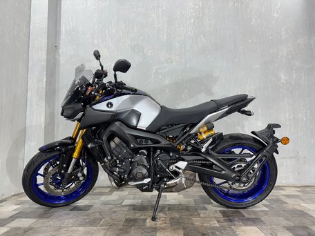 2018 Yamaha MT-09 (FZ-09), серый, 915000 рублей, вид 2