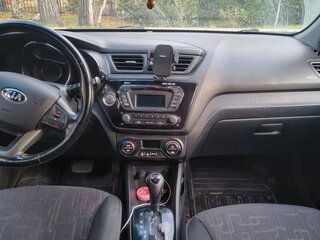 2013 Kia Rio 4-speed III, белый, 920000 рублей, вид 4
