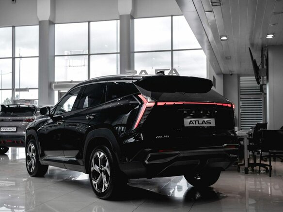 2026 Geely Atlas II, чёрный, 3909990 рублей - вид 2