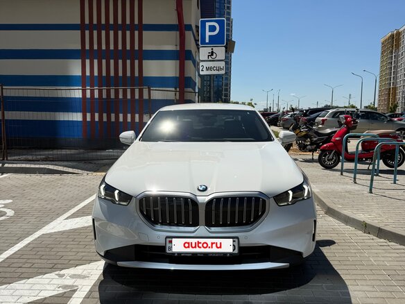 2023 BMW 5 серии 520i VIII (G60/G61/G68), белый, 5699000 рублей - вид 2