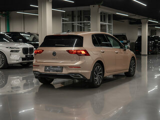 2021 Volkswagen Golf VIII, золотистый, 2440000 рублей, вид 5
