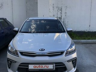 2017 Kia Rio IV, серебристый, 1000000 рублей, вид 2