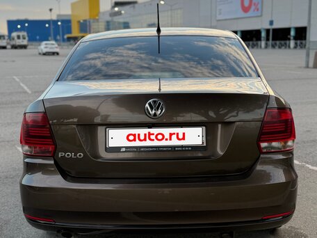 2015 Volkswagen Polo V Рестайлинг, коричневый, 900000 рублей, вид 3
