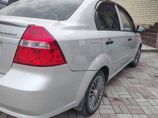 2011 Chevrolet Aveo I Рестайлинг, серебристый, 430000 рублей, вид 2