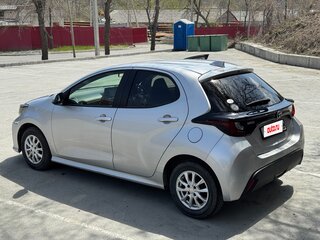 2020 Toyota Yaris IV, серебристый, 830000 рублей, вид 5