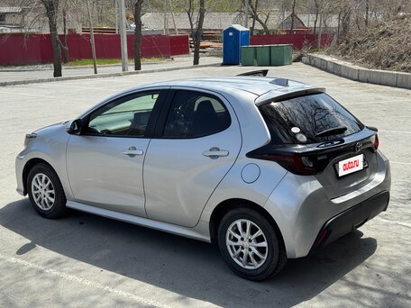2020 Toyota Yaris IV, серебристый, 900000 рублей, вид 5