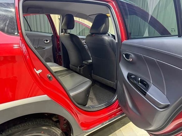 2023 Toyota Yaris L X XP150 Рестайлинг, красный, 1067000 рублей - вид 14