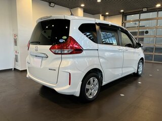 2017 Honda Freed+ II, белый, 1625000 рублей, вид 3