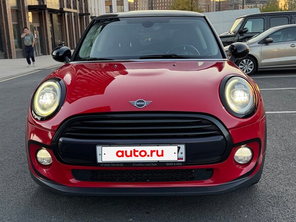 2018 Mini Hatch Cooper III (F55/F56), красный, 1700000 рублей - вид 2
