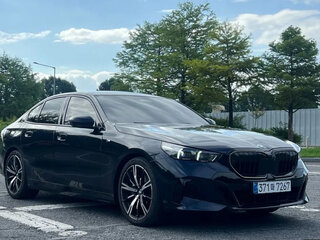 2026 BMW 5 серии 530i xDrive VIII (G60/G61/G68), чёрный, 7250000 рублей, вид 2