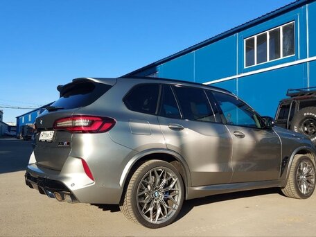 2022 BMW X5 M Competition III (F95), серый, 13500000 рублей, вид 1