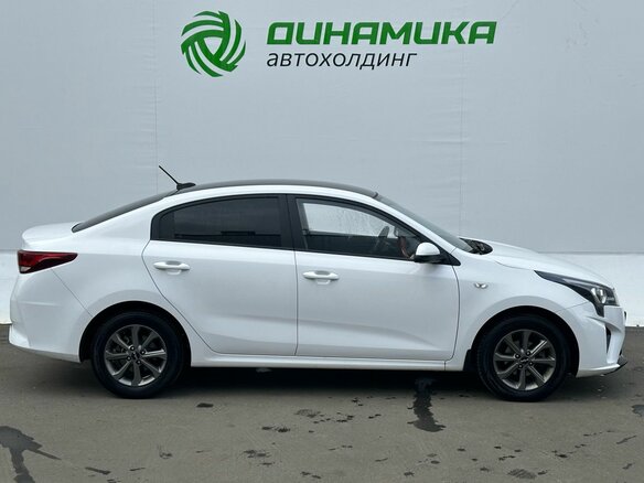 2021 Kia Rio IV Рестайлинг, белый - вид 3