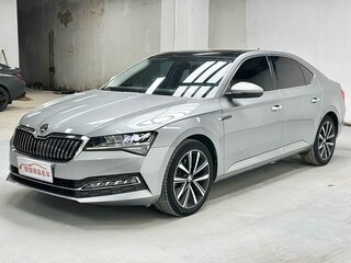 2021 Skoda Superb III Рестайлинг, серебристый, 1890000 рублей, вид 1
