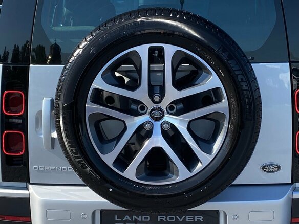 2021 Land Rover Defender 90 II, серебристый, 7250000 рублей - вид 4