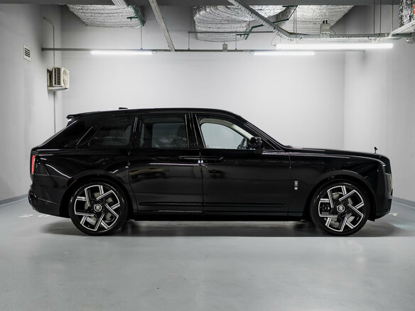 2025 Rolls-Royce Cullinan Black Badge I Рестайлинг (Series II), чёрный, 72000000 рублей - вид 6