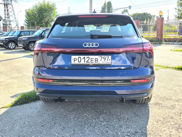 2021 Audi e-tron 55 I, синий, 7800000 рублей - вид 6