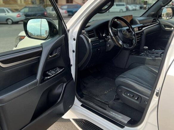 2018 Lexus LX 570 III Рестайлинг 2, белый, 7300000 рублей - вид 5
