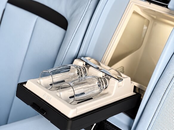2025 Rolls-Royce Cullinan Black Badge I Рестайлинг (Series II), чёрный, 67000000 рублей - вид 5