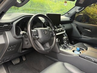 2023 Toyota Land Cruiser 300 Series, чёрный, 10800000 рублей, вид 3