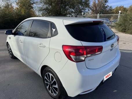2015 Kia Rio III Рестайлинг, белый, 800000 рублей, вид 3