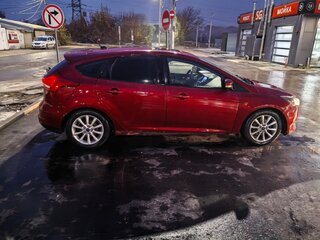 2017 Ford Focus III Рестайлинг, красный, 950000 рублей, вид 2