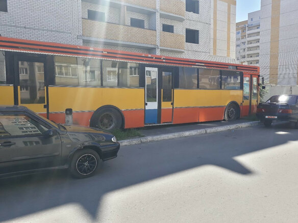 1989 Volvo B10 Series, жёлтый