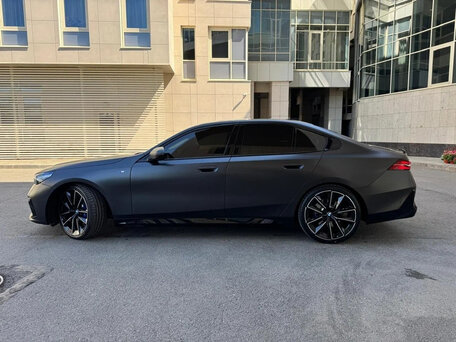 2026 BMW 5 серии 520d xDrive VIII (G60/G61/G68), серый, 7330000 рублей, вид 5