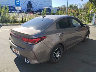 2020 Kia Rio IV Рестайлинг, коричневый, 850000 рублей, вид 4